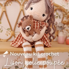 L i s o n

Plongez dans le charme des doux souvenirs d’été avec ce kit au crochet pour réaliser Lison, la jolie poupée. 
Avec sa robe vichy aux teintes chaleureuses, son turban assorti et ses longs cheveux, Lison aime flâner parmi les fleurs, et profiter des journées ensoleillées.
Elle est toujours accompagnée de son tendre doudou qu’elle serre contre elle.

Je l'adore ❣
Et vous ? 

>> Kit crochet DIY "Lison, jolie poupée" disponible demain : jeudi 2 juillet à 19h

#pensebonheur #crochet #instacrochet #amigurumidoll #crochetdoll